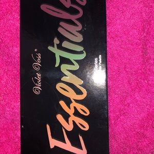 Violet Voss Essentials palette.